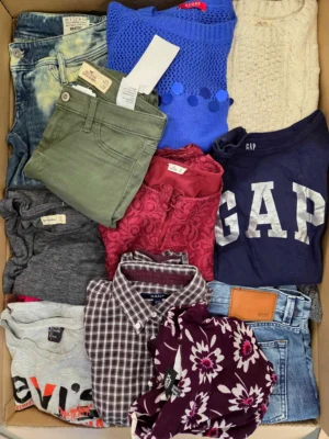 The photo shows a package with clothing in the category U.