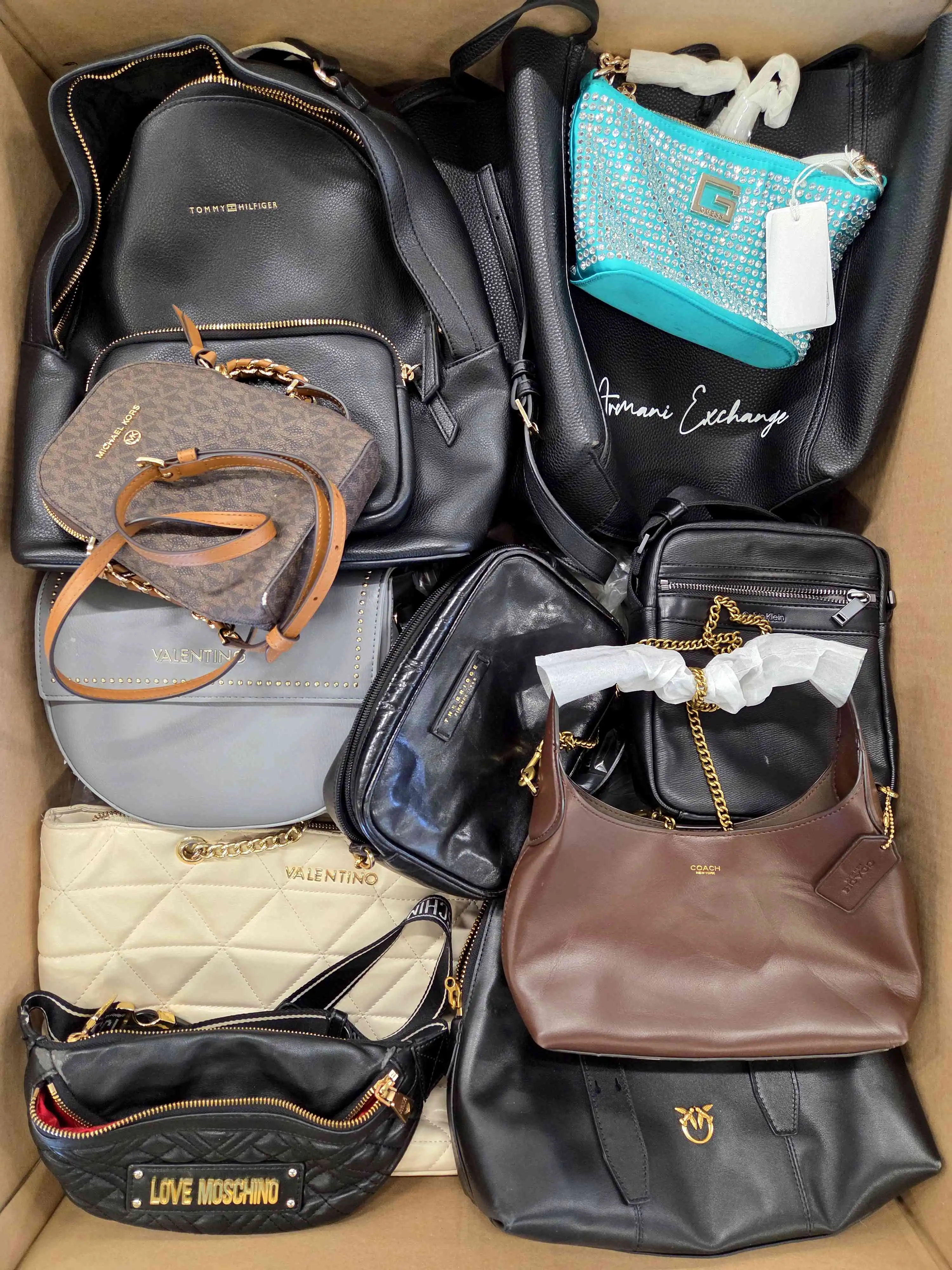 HC1651 3 The picture shows a package with accessories in the category HC.