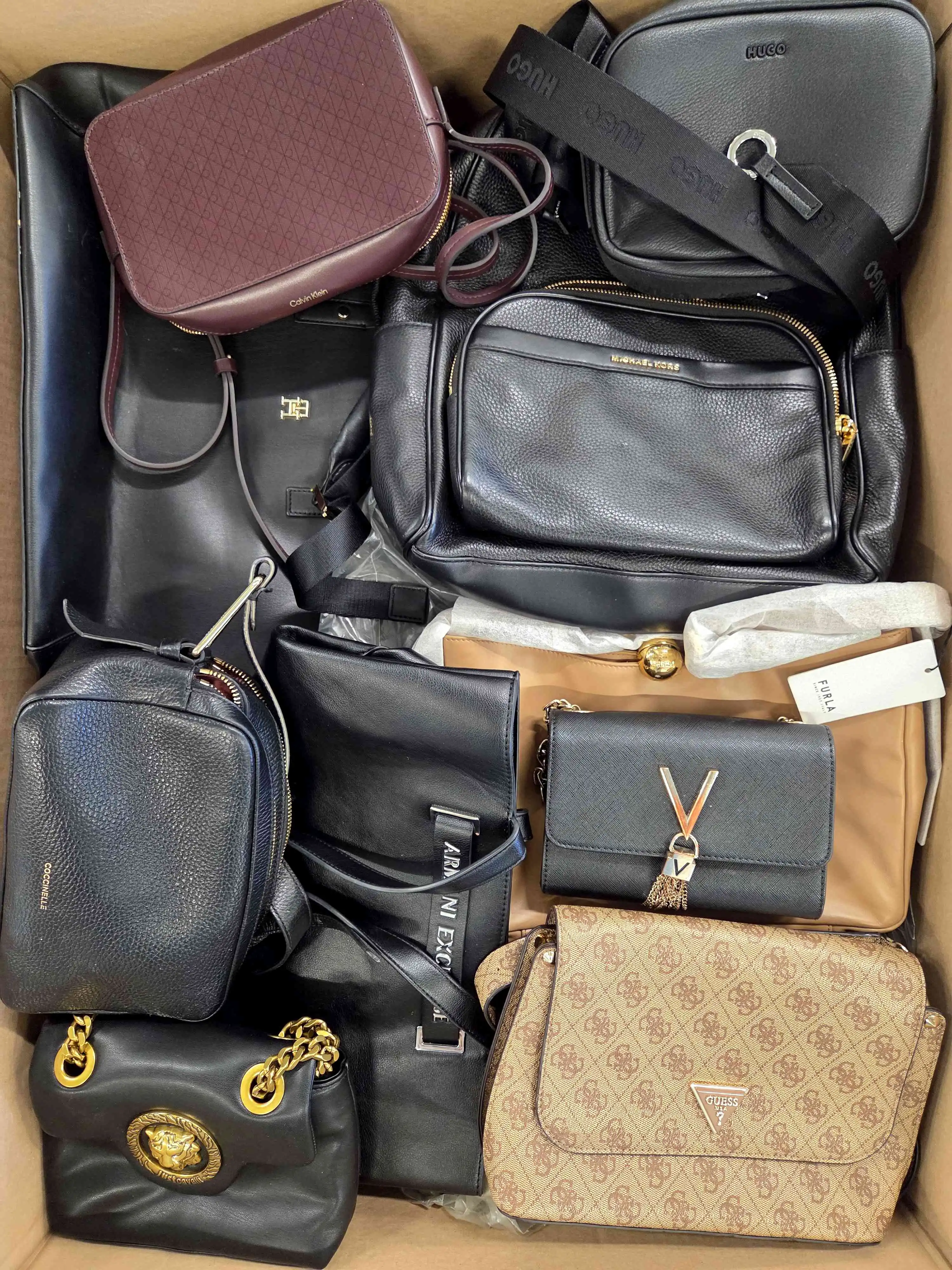 HC1656 3 The picture shows a package with accessories in the category HC.