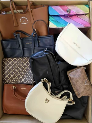The picture shows a package with accessories in the category HC.
