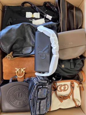 The picture shows a package with accessories in the category HC.