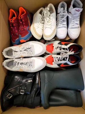 The photo shows a package with footwear in the category SH.