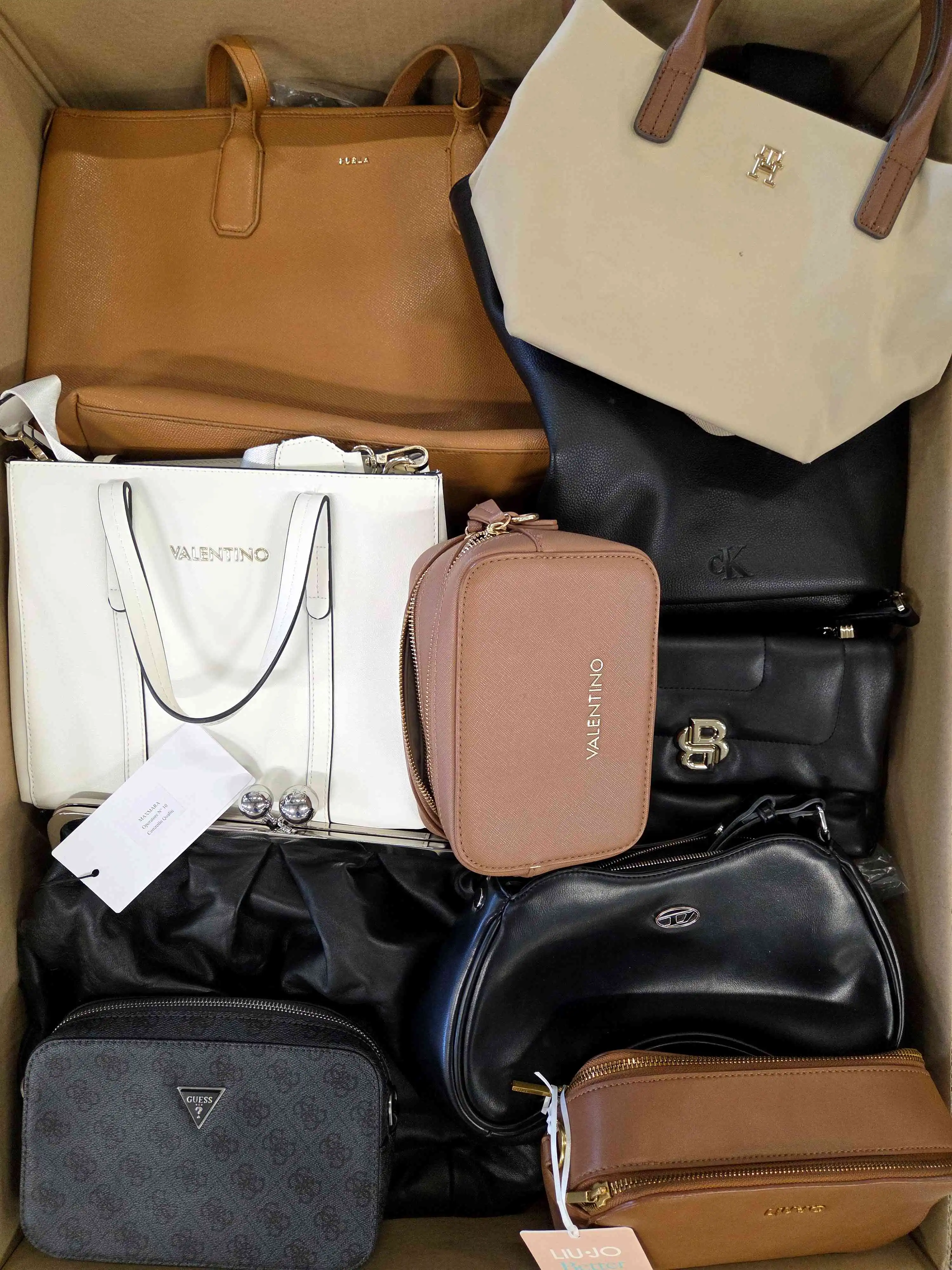 HC1677 3 The picture shows a package with accessories in the category HC.