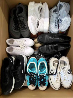 The photo shows a package with footwear in the category SH.