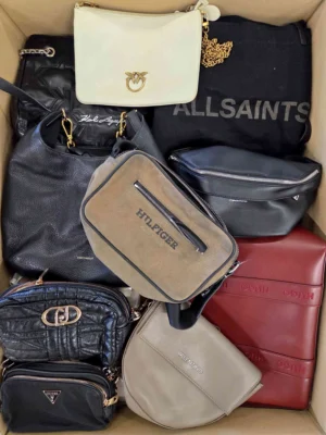 The picture shows a package with accessories in the category HC.