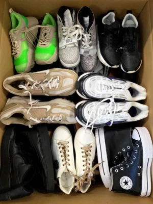 The photo shows a package with footwear in the category SH.