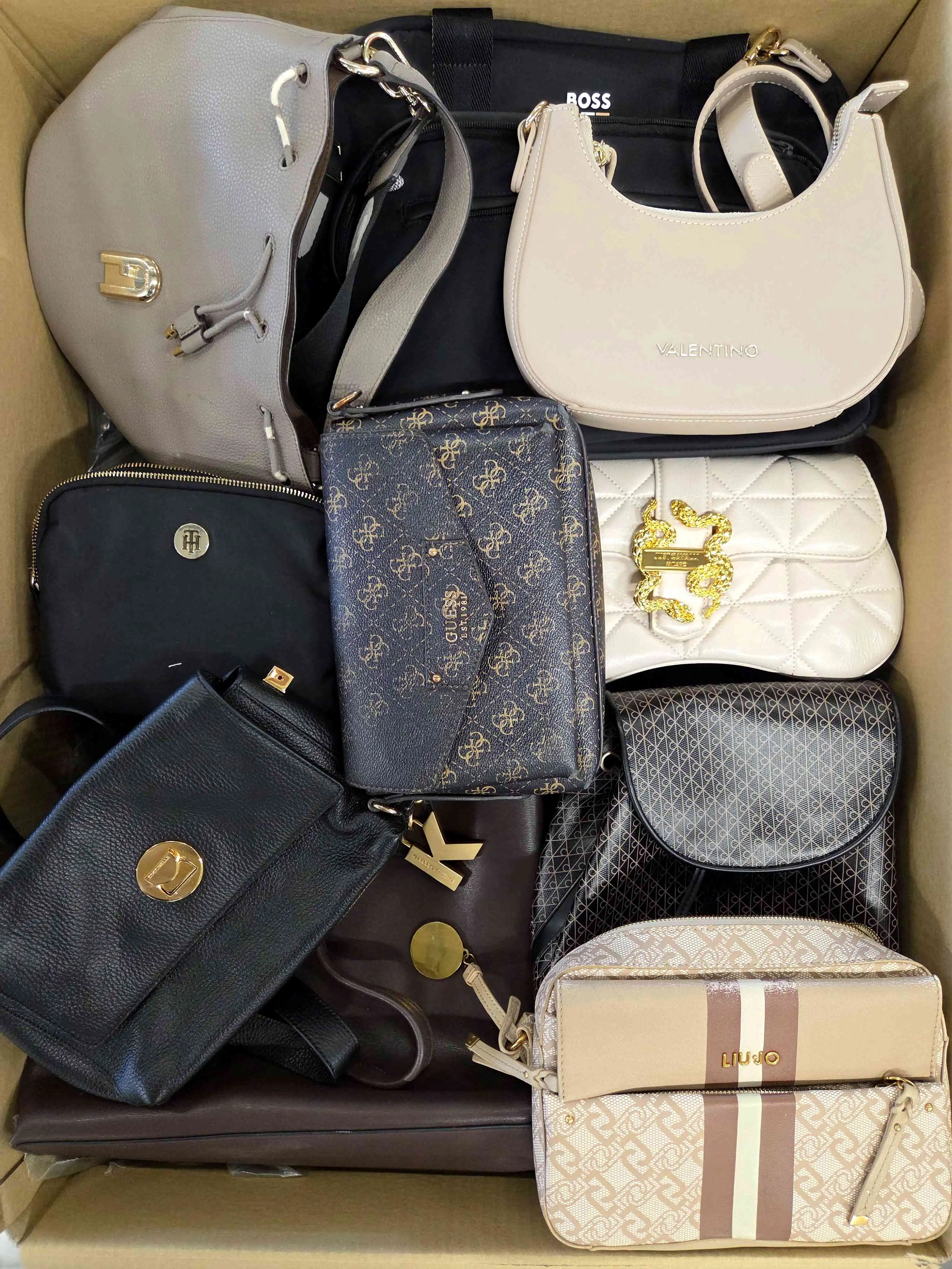 HC1680 3 The picture shows a package with accessories in the category HC.