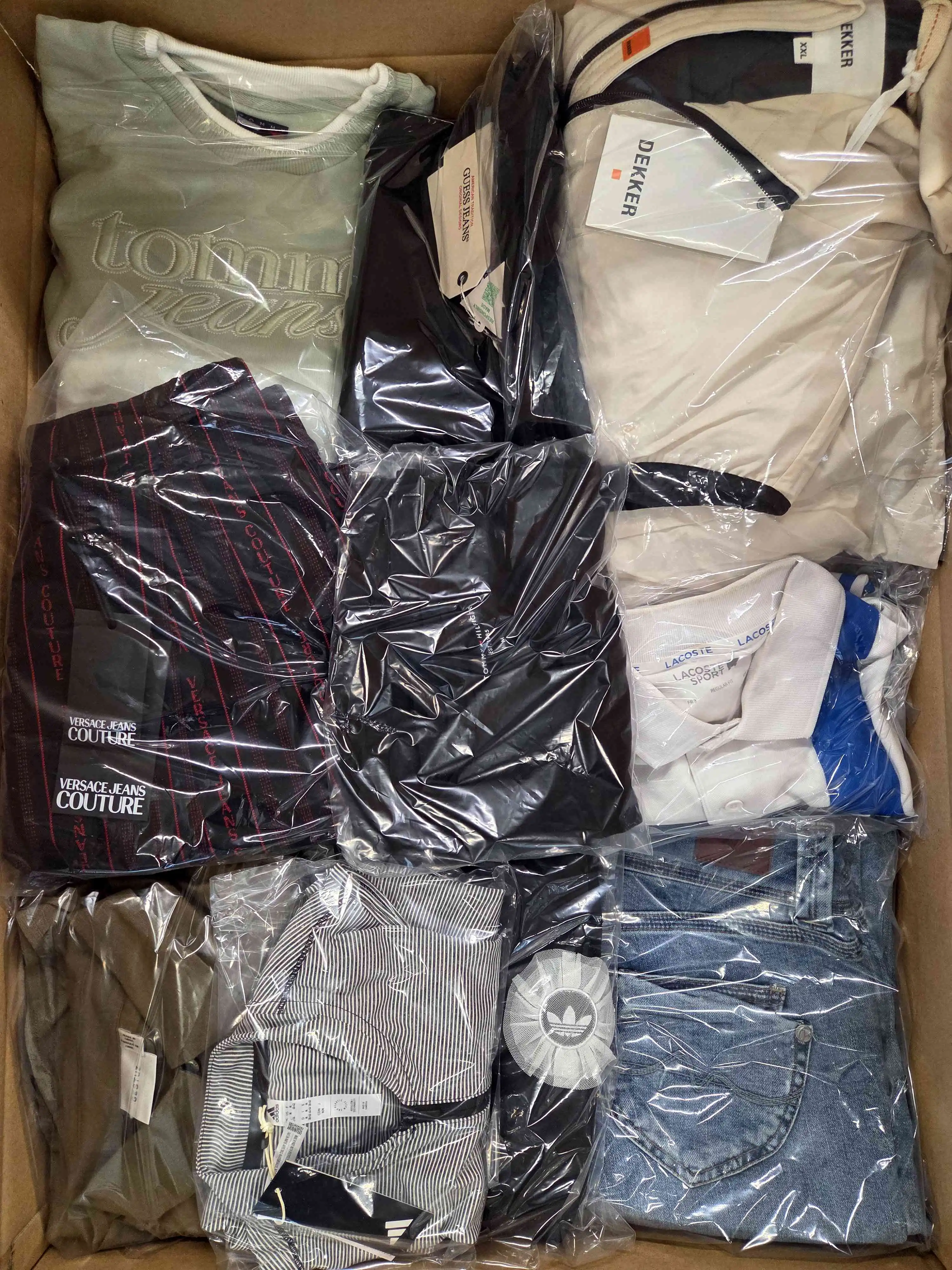B1681 3 The photo shows a package with clothing in the category B.