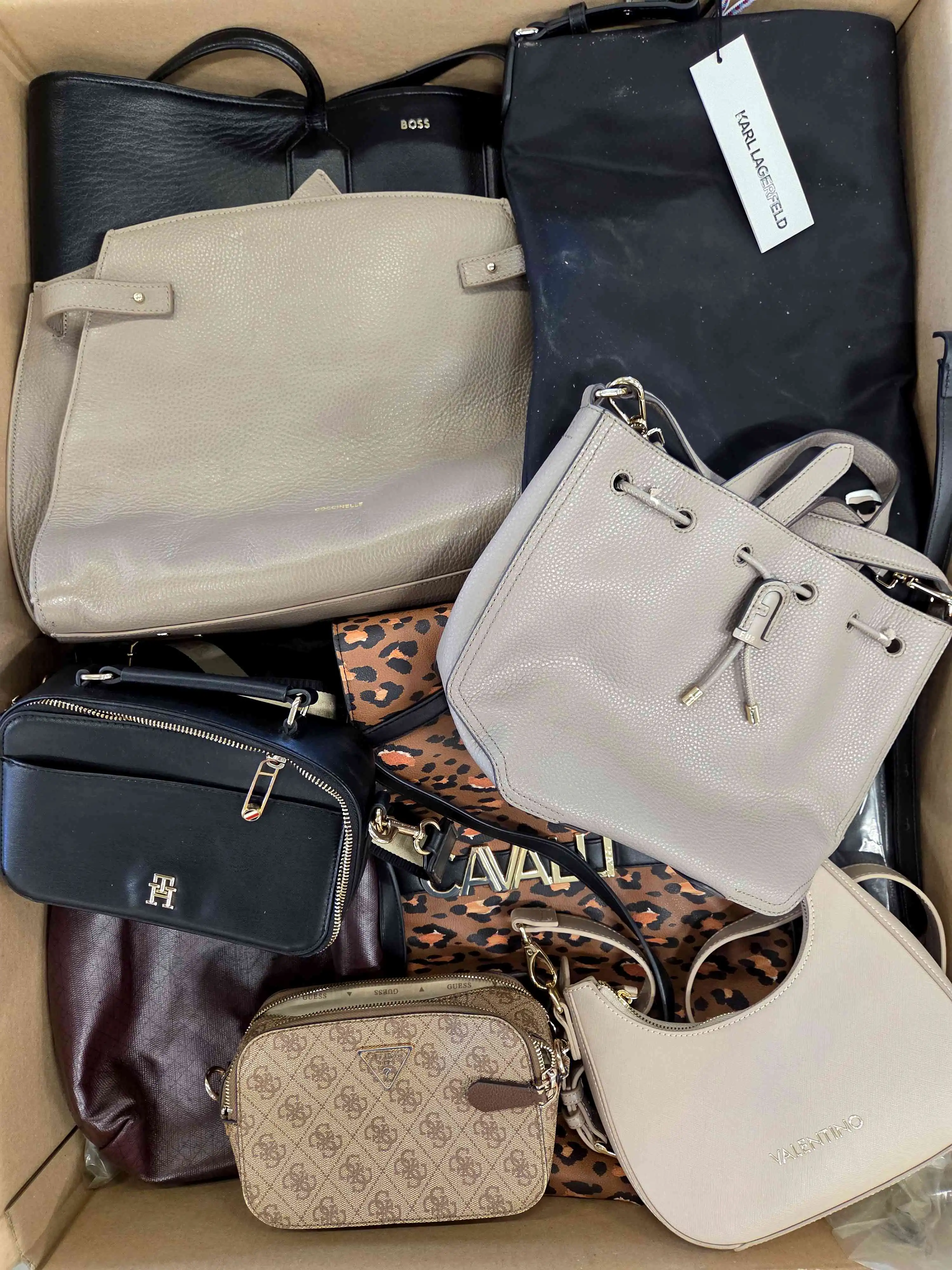 HC1681 3 The picture shows a package with accessories in the category HC.