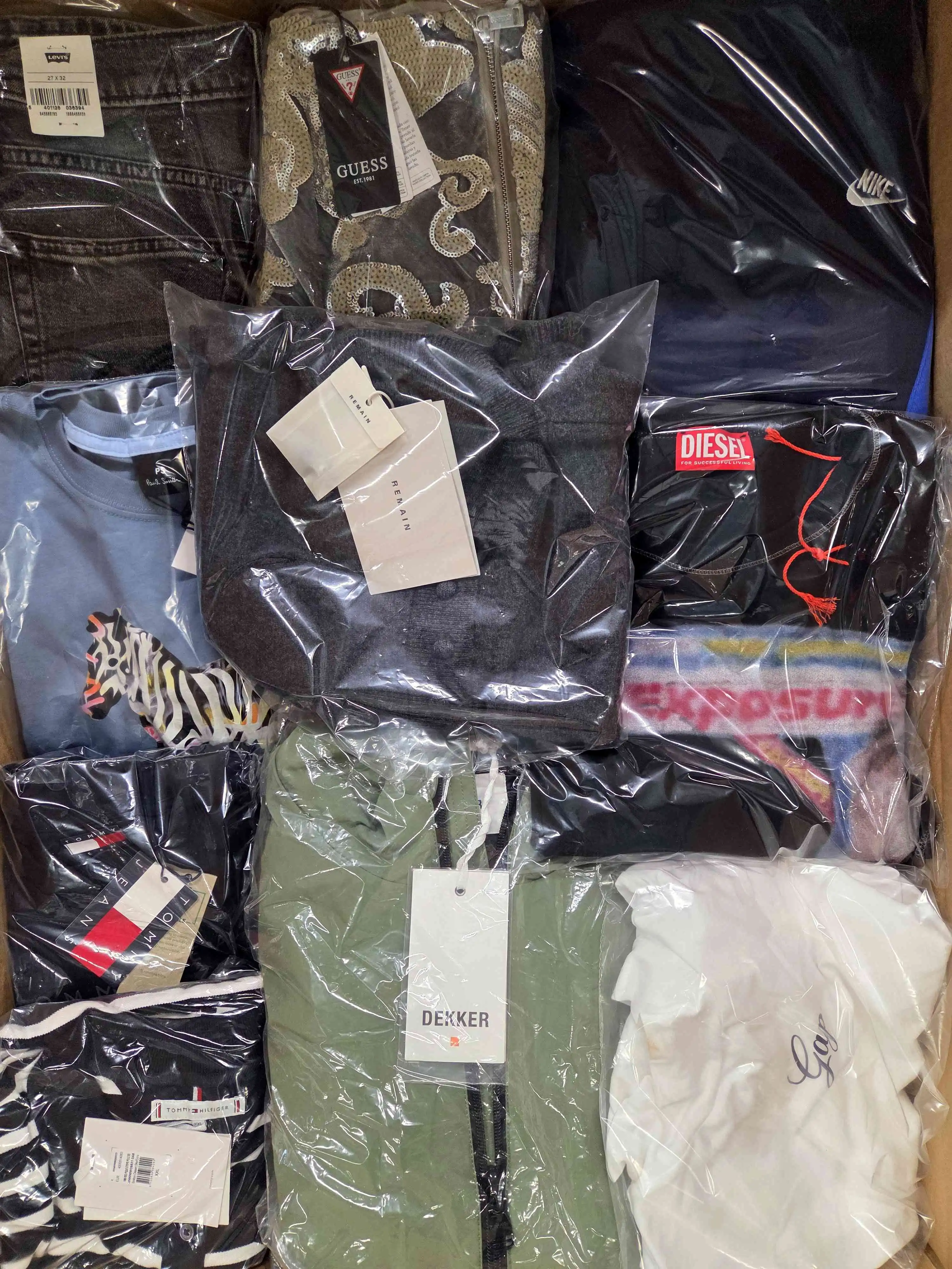 B1683 3 The photo shows a package with clothing in the category B.