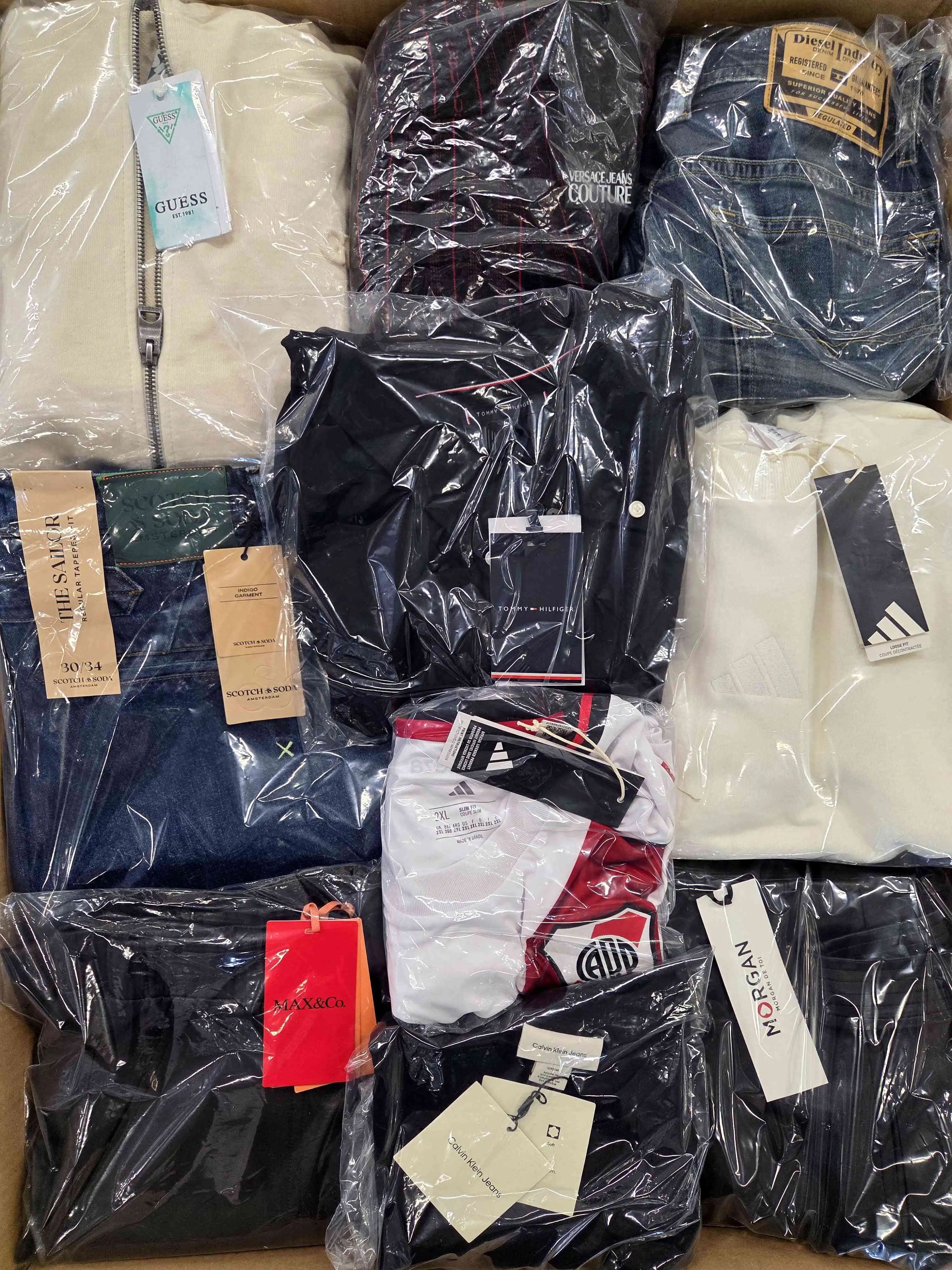 B1692 3 The photo shows a package with clothing in the category B.