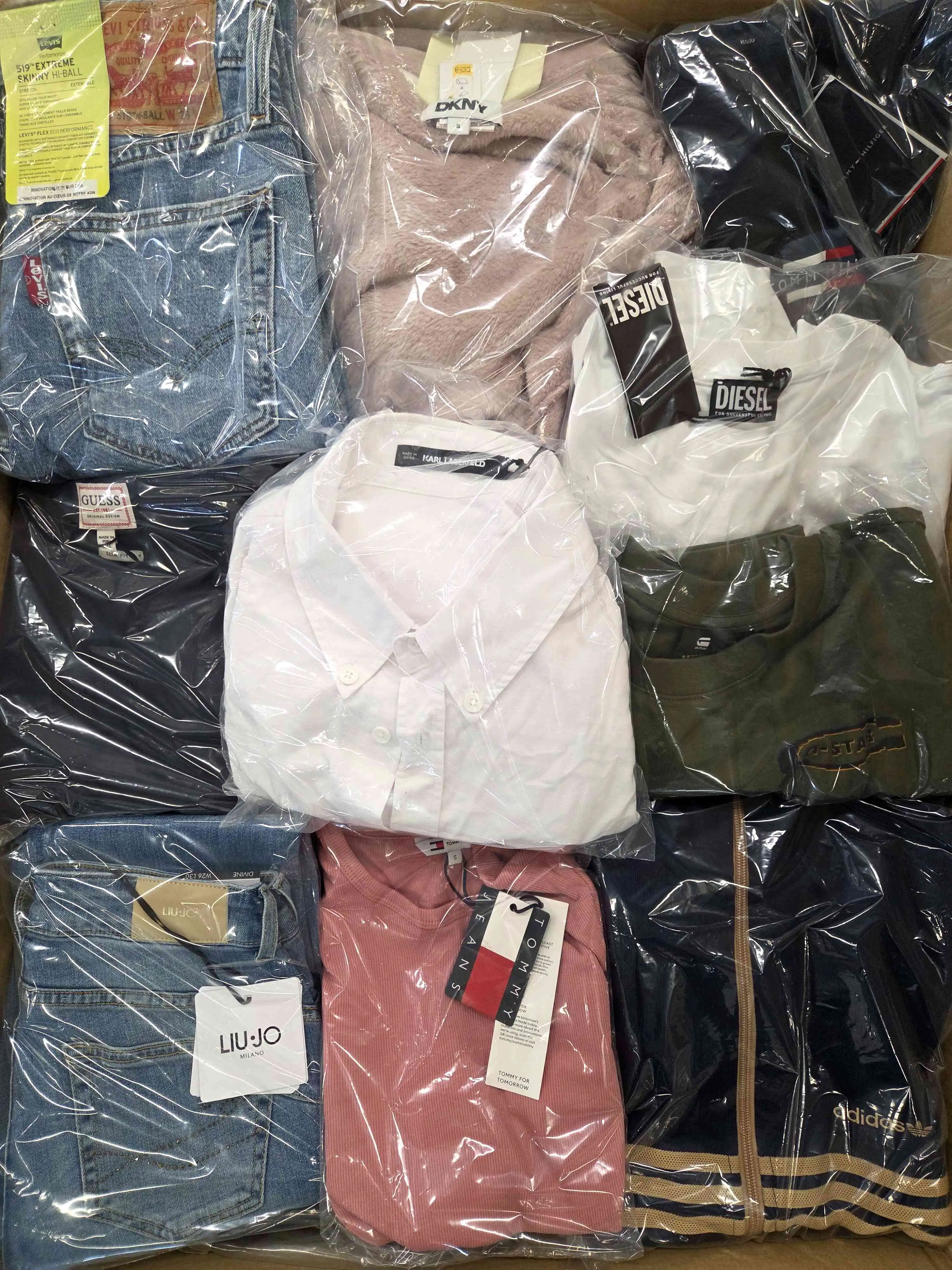 B1693 3 The photo shows a package with clothing in the category B.