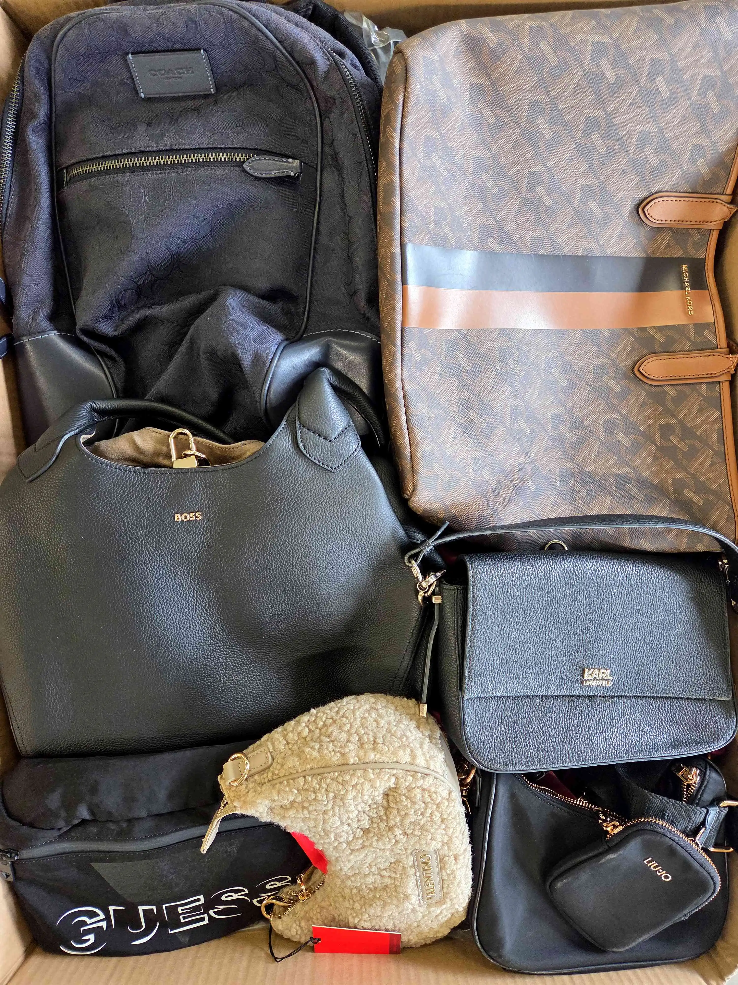 HC1693 3 The picture shows a package with accessories in the category HC.