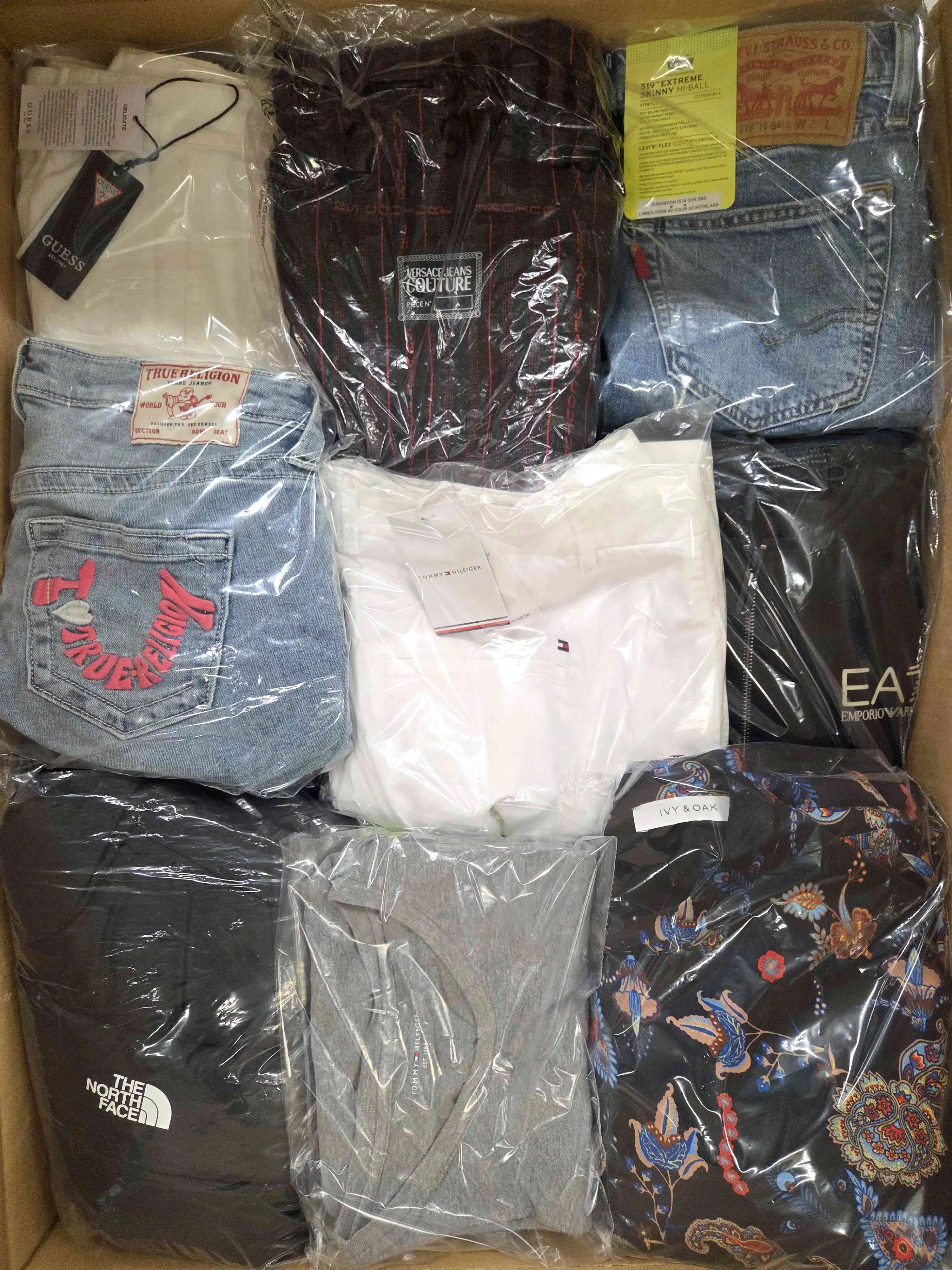 B1695 3 The photo shows a package with clothing in the category B.