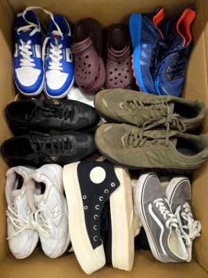 The photo shows a package with footwear in the category SH.