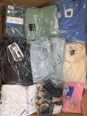 The photo shows a package with clothing in the category B.