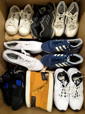 The photo shows a package with footwear in the category SH.