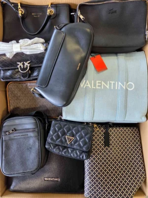 The picture shows a package with accessories in the category HC.