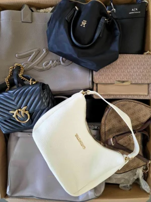 The picture shows a package with accessories in the category HC.