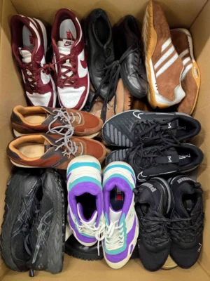 The photo shows a package with footwear in the category SH.