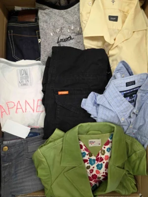 The photo shows a package with clothing in the category U.