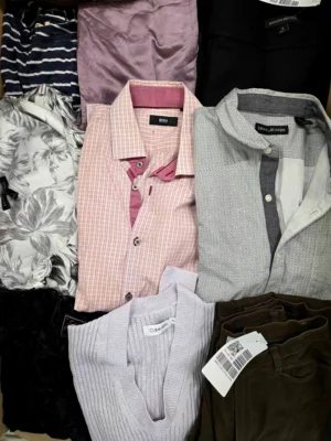 The photo shows a package with clothing in the category U.