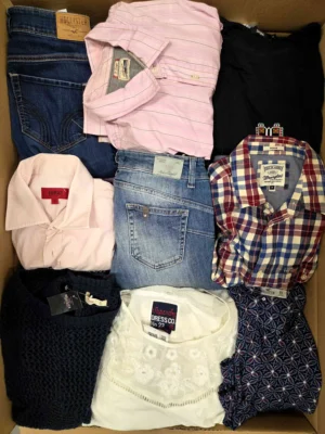 The photo shows a package with clothing in the category U.