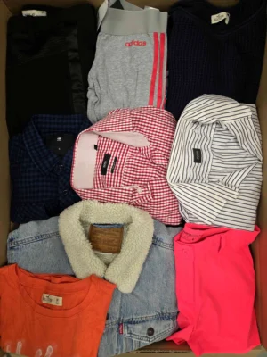 The photo shows a package with clothing in the category U.