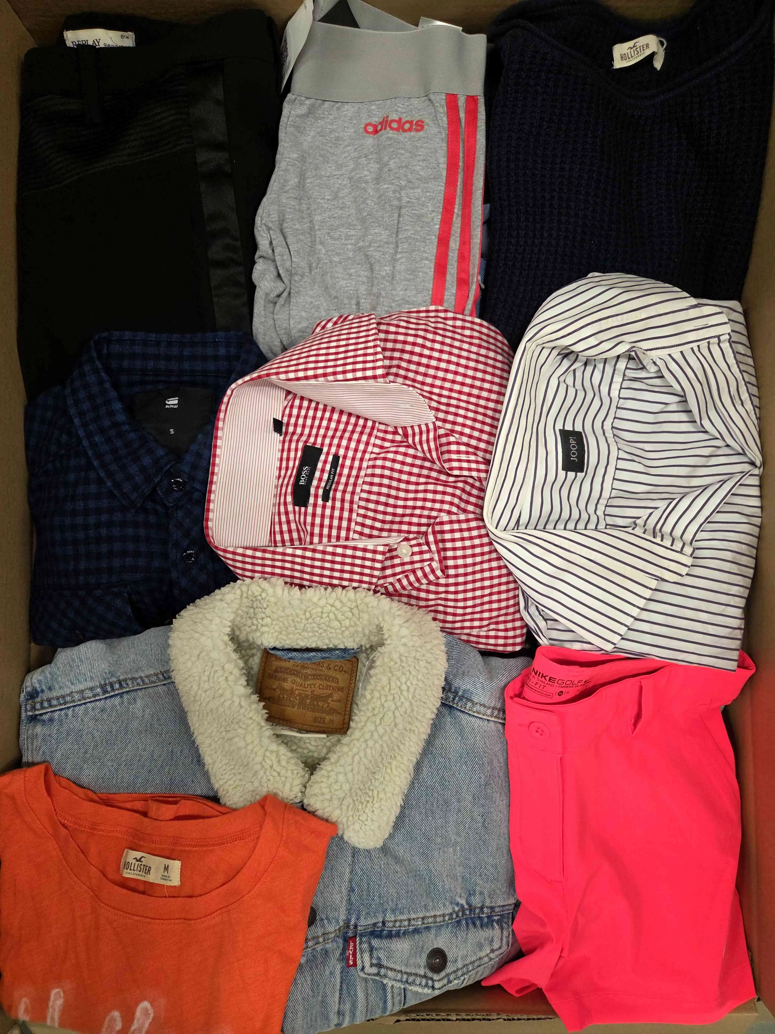 U1751 3 The photo shows a package with clothing in the category U.