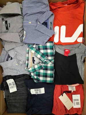 The photo shows a package with clothing in the category U.