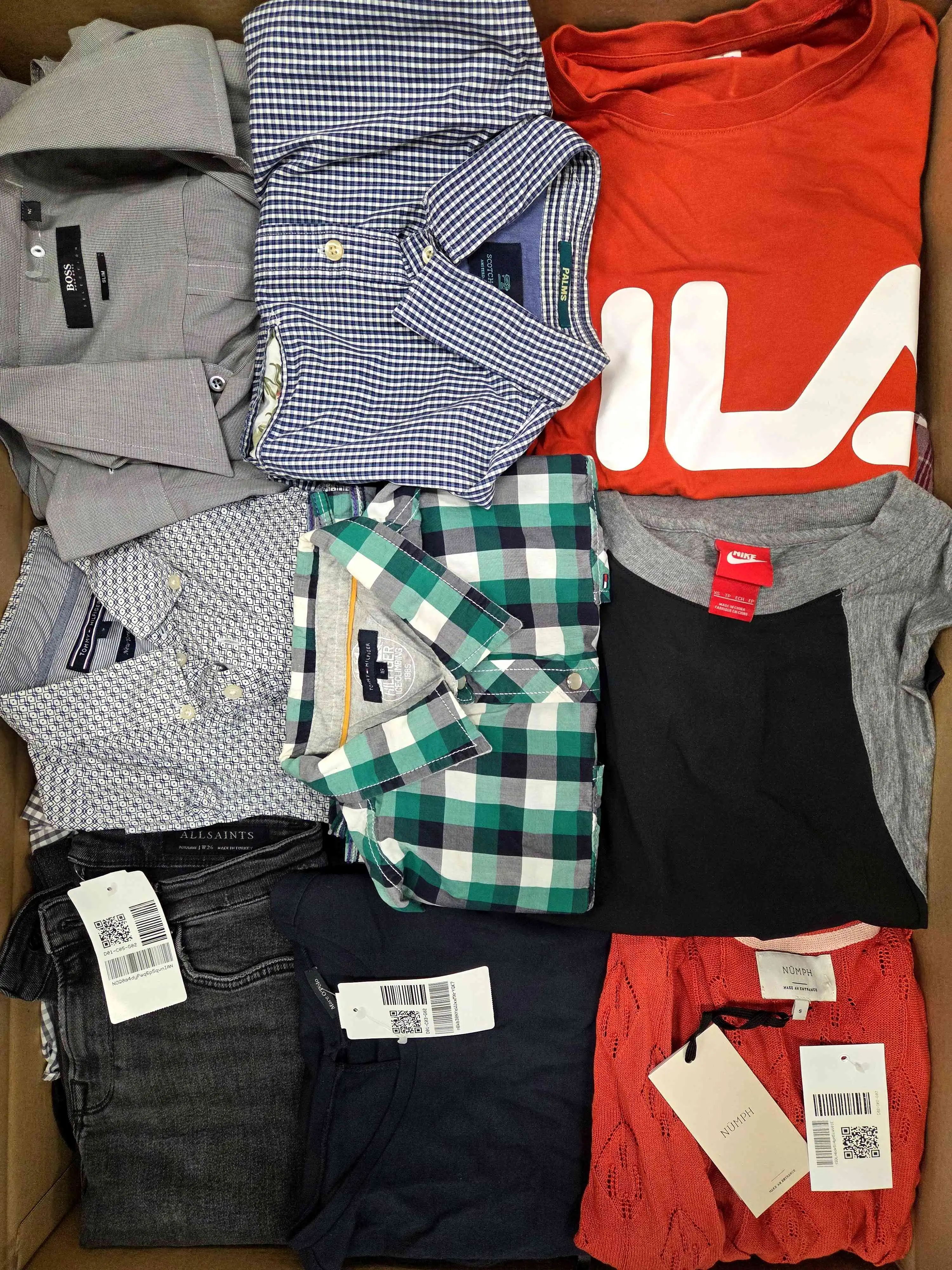 U1762 3 The photo shows a package with clothing in the category U.