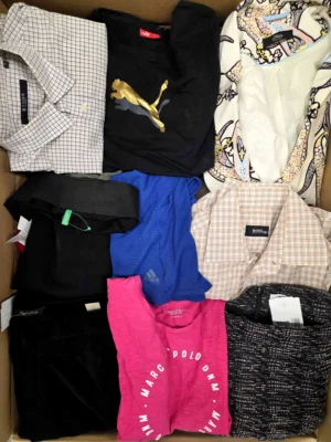 The photo shows a package with clothing in the category U.