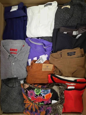 The photo shows a package with clothing in the category U.