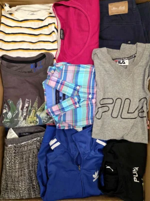 The photo shows a package with clothing in the category U.