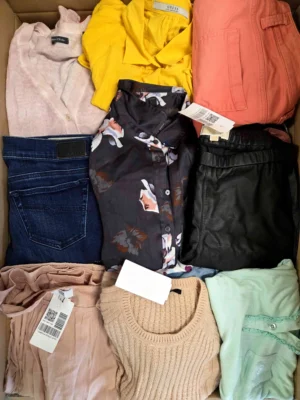 The photo shows a package with clothing in the category U.