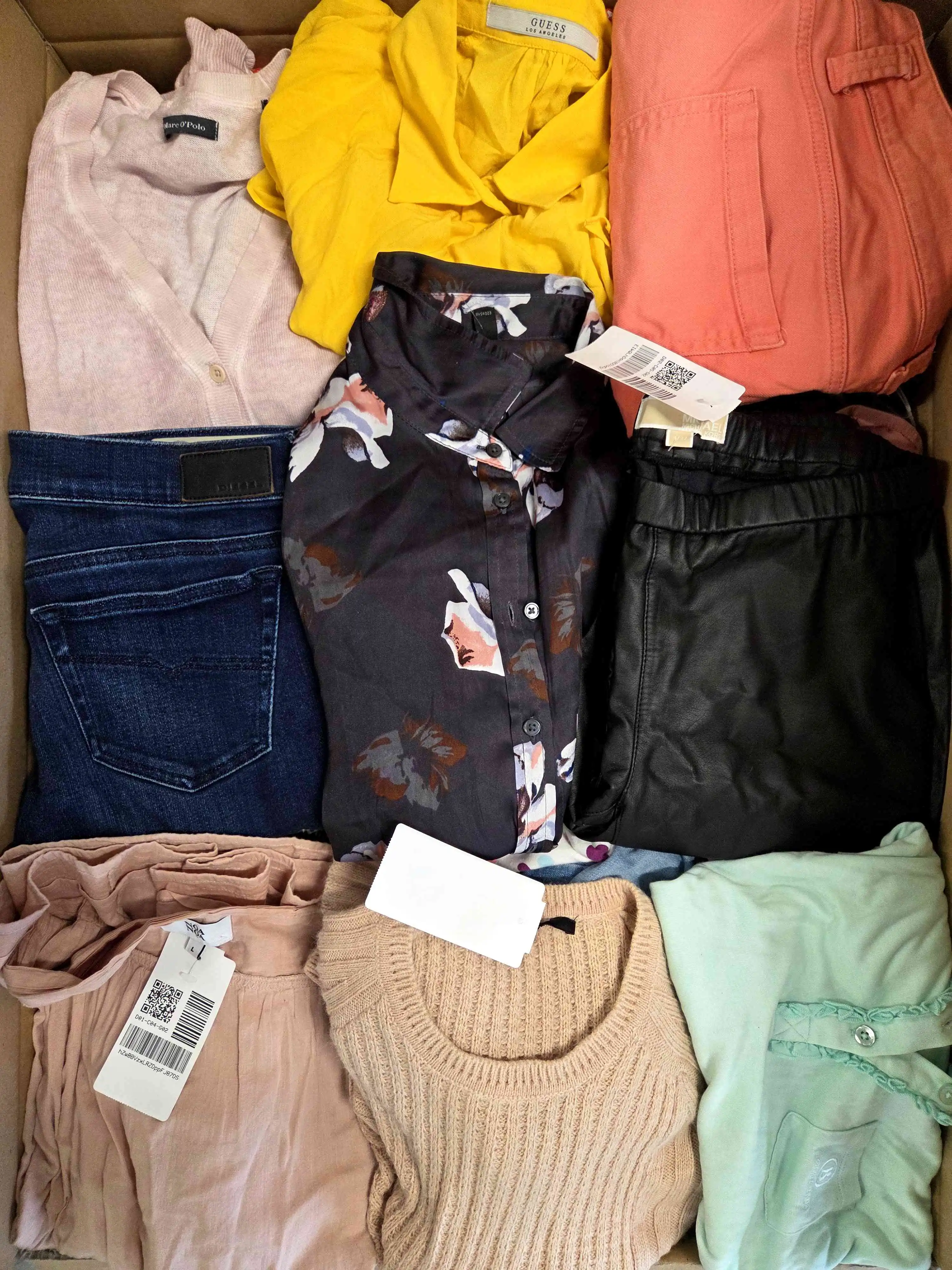 U1793 3 The photo shows a package with clothing in the category U.