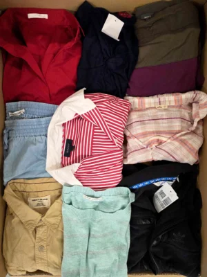 The photo shows a package with clothing in the category U.
