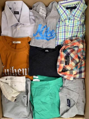 The photo shows a package with clothing in the category U.