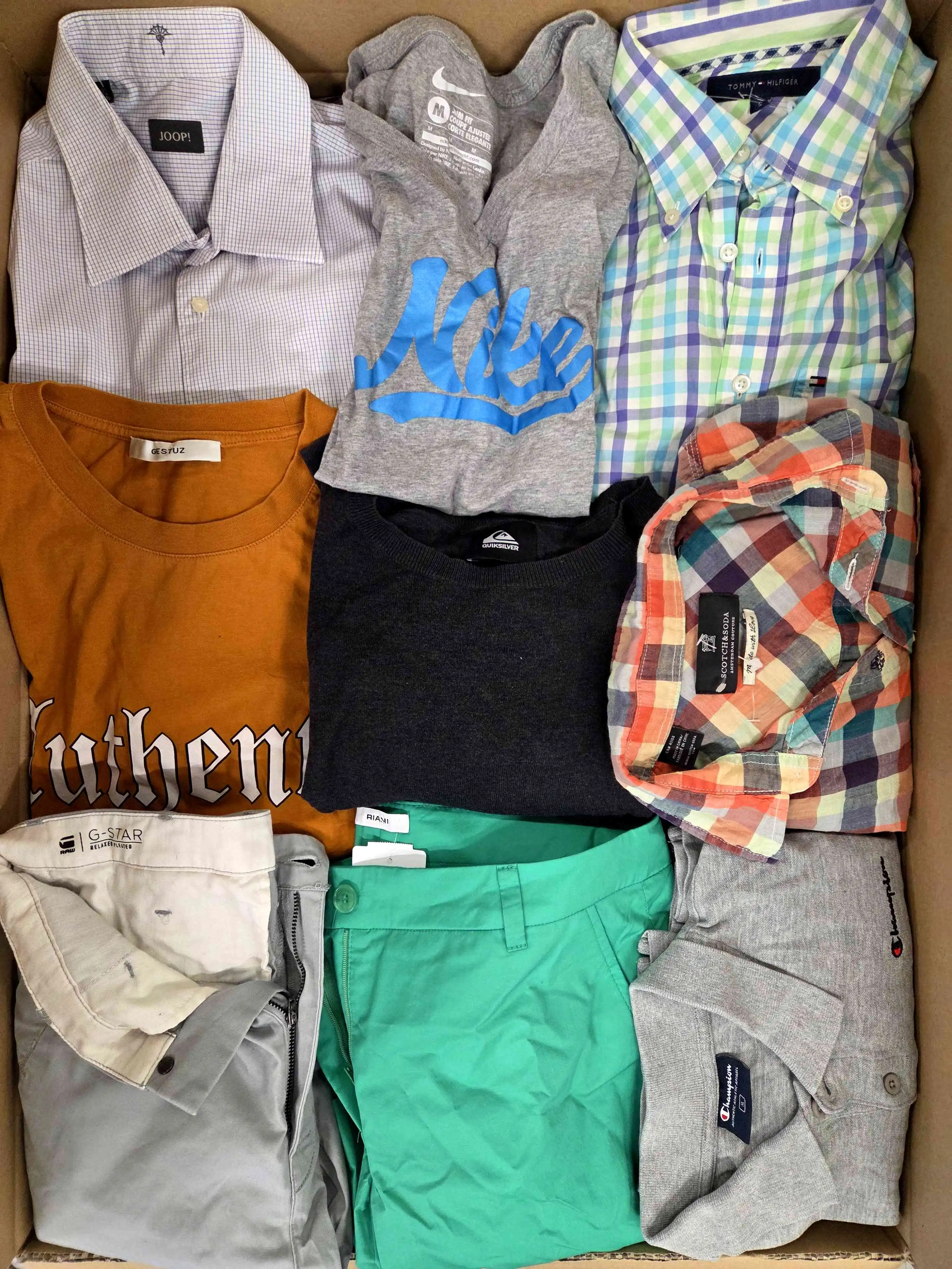 U1823 3 The photo shows a package with clothing in the category U.
