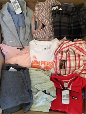 The photo shows a package with clothing in the category U.