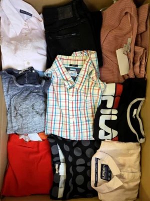 The photo shows a package with clothing in the category U.