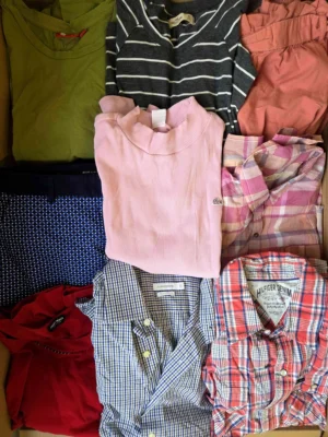 The photo shows a package with clothing in the category U.