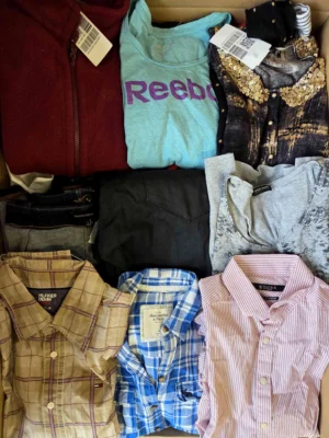 The photo shows a package with clothing in the category U.