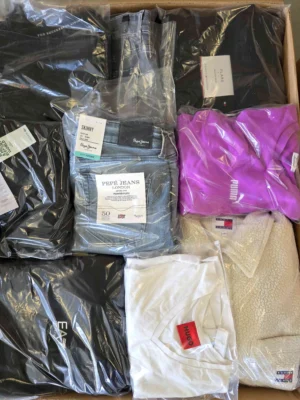 The photo shows a package with clothing in the category C.