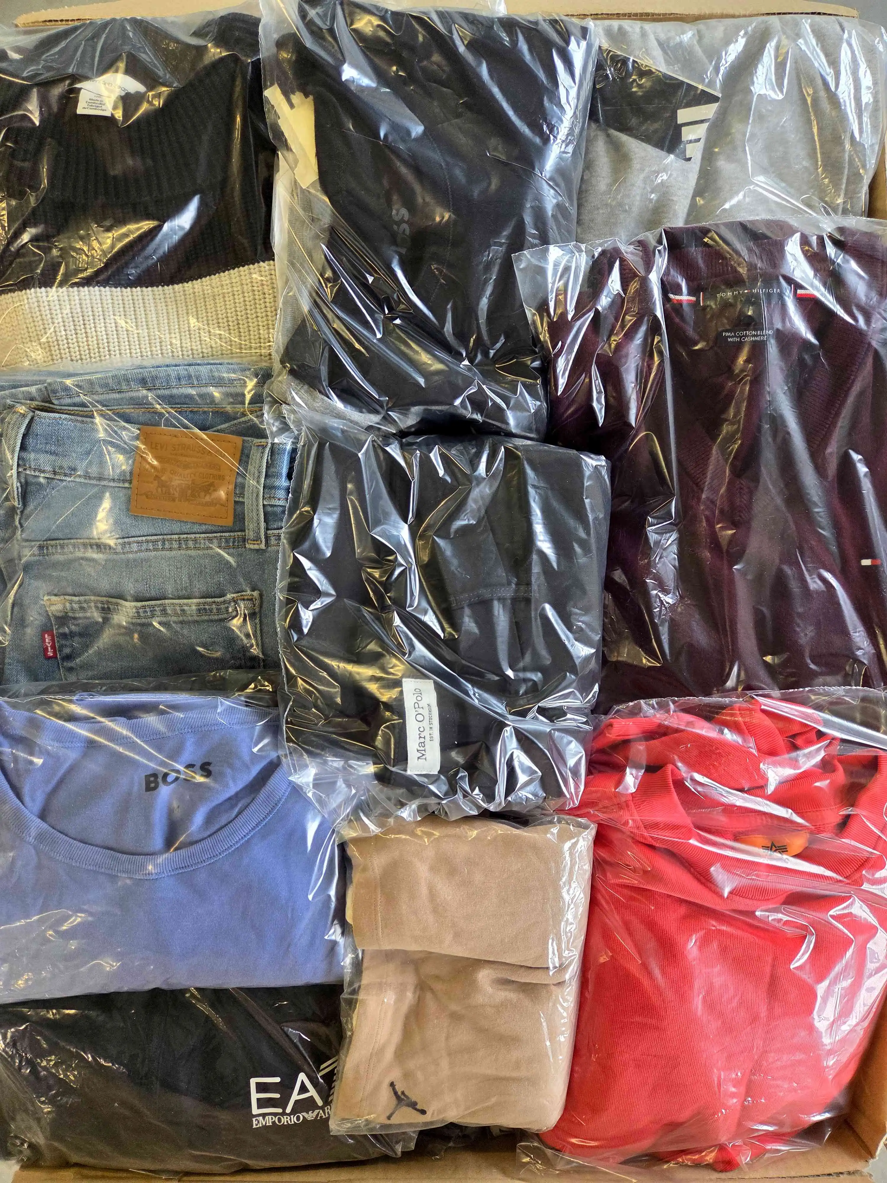 C1980 3 The photo shows a package with clothing in the category C.