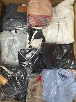 The photo shows a package with clothing in the category C.
