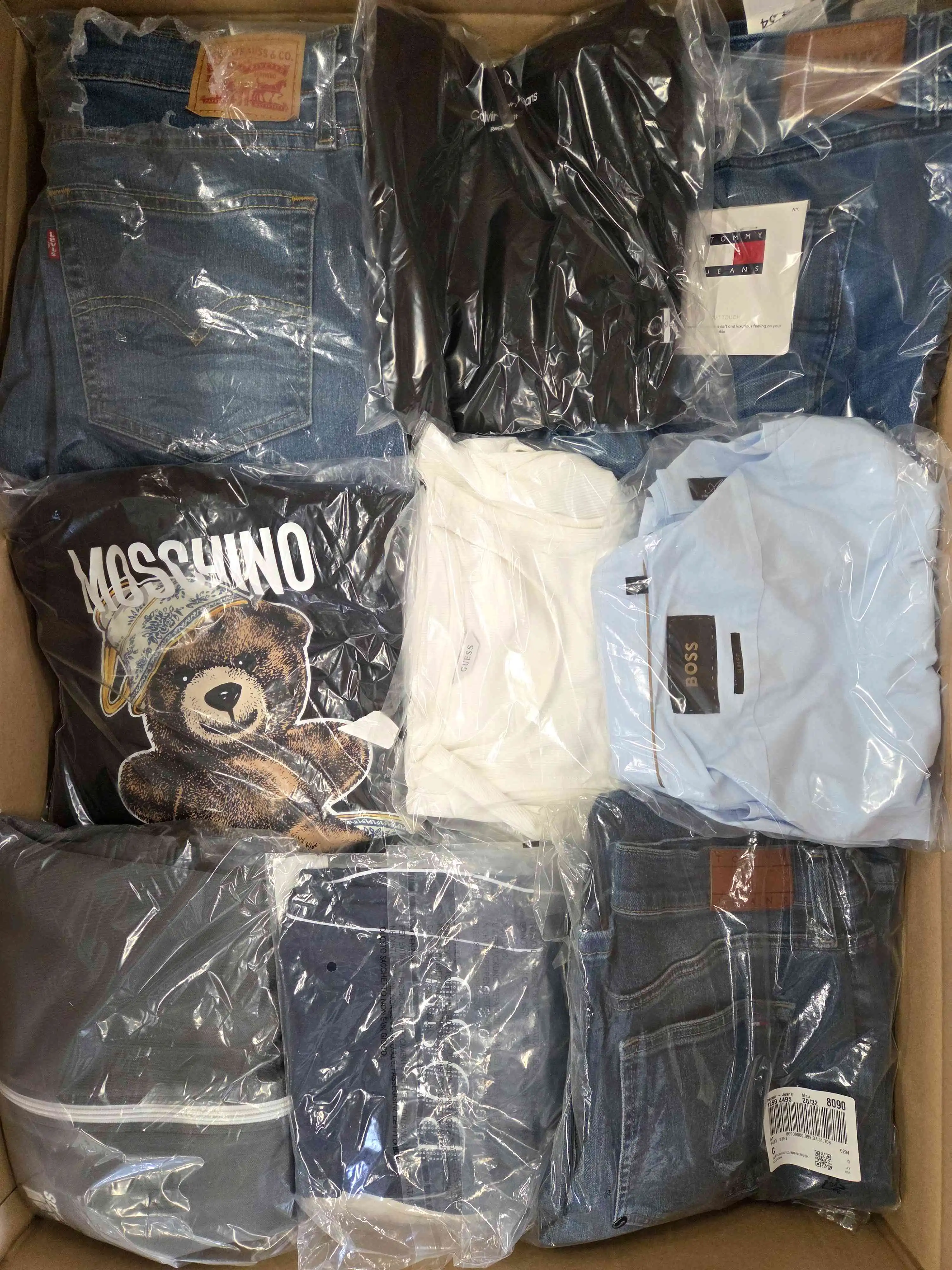 C1989 3 The photo shows a package with clothing in the category C.