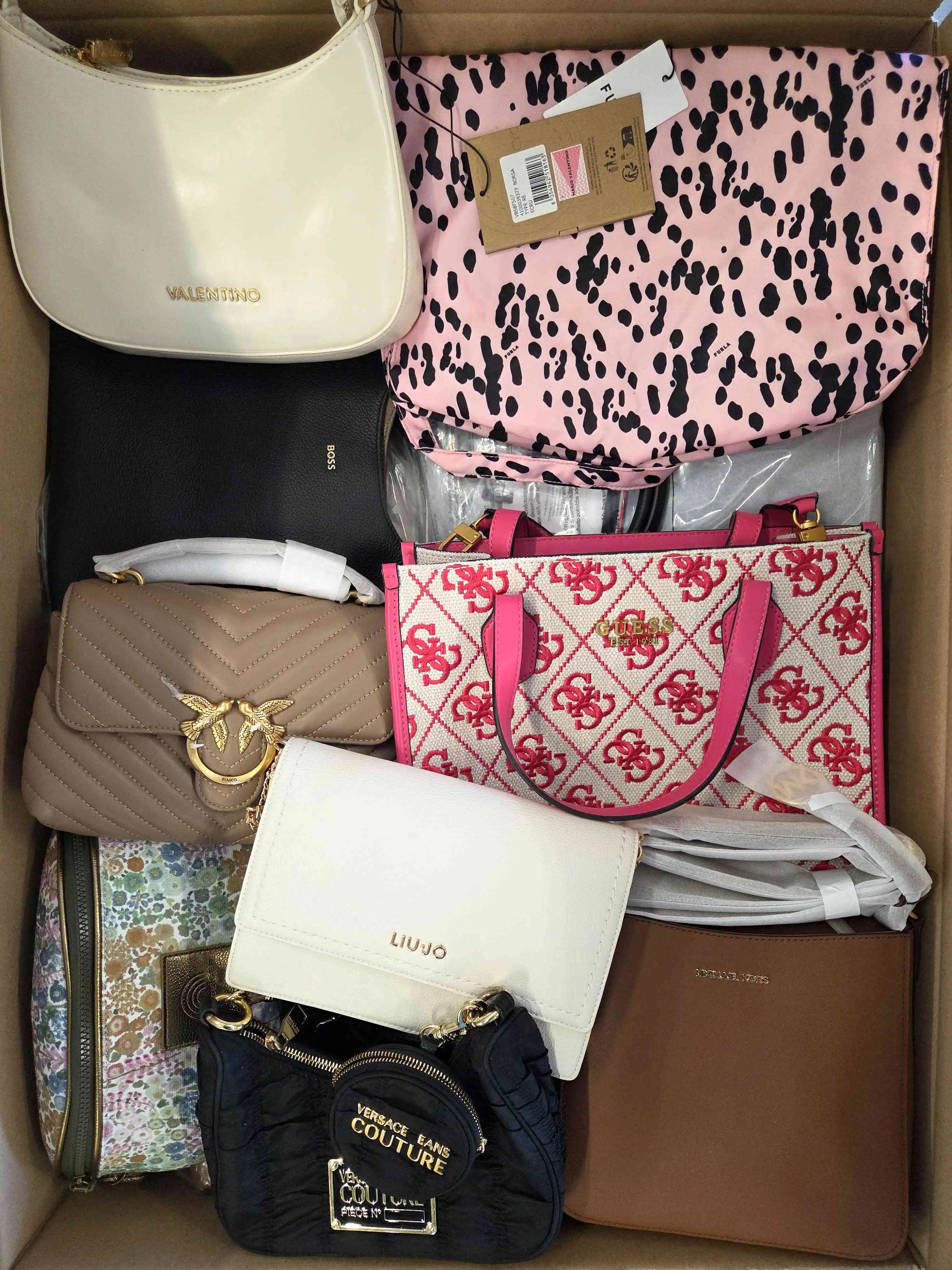 HB198 3 The picture shows a package with accessories in the category HB.
