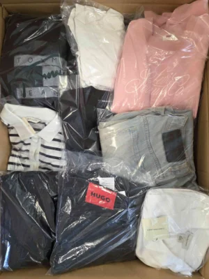 The photo shows a package with clothing in the category C.