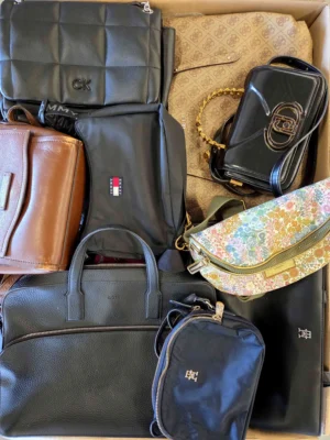 The picture shows a package with accessories in the category HD.